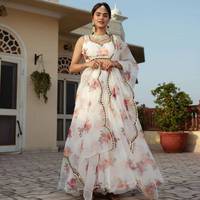 Robe Lehenga Choli élégante et moderne en faux georgette blanche imprimée pour femmes, pour les mariages et les fêtes