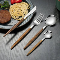 Ensemble de couverts en bois et en acier au design moderne et abordable avec des finitions de qualité supérieure pour des repas élégants à la maison