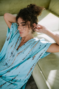 Robe kaftan en coton tie-dye bohème écologique pour femmes, col en V, manches courtes kimono larges, longueur midi, fabriquée en Inde, lavable - Product Image 5