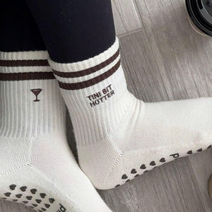 Chaussettes de sport antidérapantes en coton extensible respirant confortables pour le yoga, le pilates, la remise en forme, tendance, pour l'entraînement en salle - Product Image 2