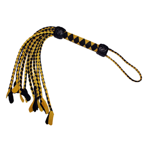 Látigo de azotador rojo y negro con caídas de alta calidad y control equilibrado perfecto para escenas de fantasía o bondage - Product Image 5