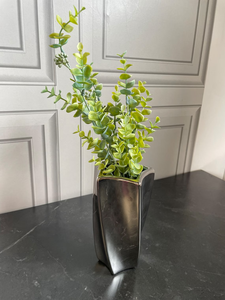 Vase à fleurs artistique en aluminium avec forme abstraite offrant un accent moderne aux étagères et aux cheminées des tables à manger - Product Image 3