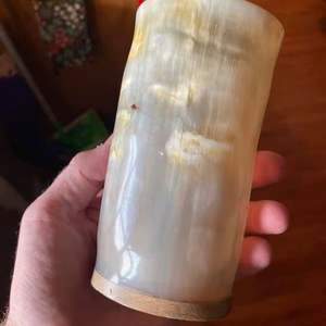 Verre à liqueur en corne d'animal fait à la main, écologique, poli, coupe viking pour servir des cocktails - Product Image 1