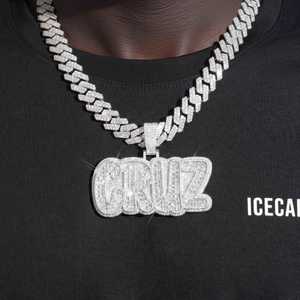 จี้ห้อยคอและชาร์มแบบกำหนดเองสำหรับผู้ชาย SANTA CRUZ ทอง 14K ประดับเพชร VVS มอยส์ซาไนต์ทรงกลมเจียระไนแบบเหลี่ยมพร้อมชื่อ - Product Image 1