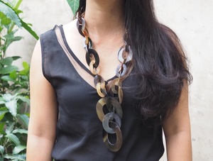 Collar de Lujo Hecho a Mano con Cuerno de Búfalo, Joyería Natural y Sostenible para Mujer, Alta Calidad - Product Image 2