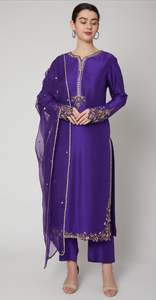 Elegante vestido de pantalón y Duppatta Kurta morado 2024 con trabajo de bordado Zardozi decente y decoración de encaje para fiestas y bodas - Product Image 2