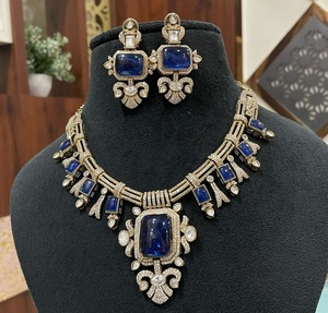 Conjunto de Collar y Aretes de Piedras Kundan Chapadas en Oro de Primera Calidad Real con Incrustaciones de Diamantes para Bodas, Colección para Mujer - Product Image 1
