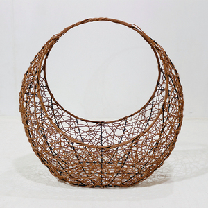 Panier-cadeau tissé en forme de croissant de lune multifonctionnel en plastique brun écologique Artex Dong Thap avec une poignée haute - Product Image 2