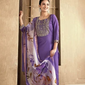 Ensemble Kurta ethnique pour femmes, dernière collection, Kurti brodé violet avec dupatta imprimé, vente en gros - Product Image 1