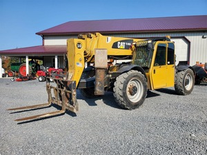 Chariot télescopique Cat TL1055 de 2012 avec EROPS, climatisation chaud/froid, 3ème valve, capacité de levage de 10 tonnes, hauteur de levage de 55 pieds, transmission Powershift et stabilisateur avant - Product Image 3