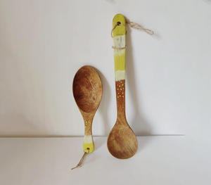 Cuillères de cuisine en bois peintes à la main, ensemble d'ustensiles décoratifs artisanaux avec support en corde, spatule à long manche pour la décoration murale de la maison - Product Image 1