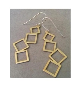 Elegantes pendientes de metal dorado de inspiración vintage con detalles intrincados y delicado peso ligero para uso diario - Product Image 1