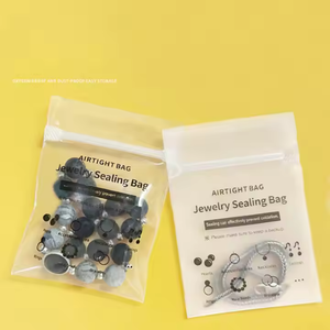 Petit sac à cosmétiques Ziplock en PVC mignon Conteneur à bijoux en plastique anti-poussière à faible quantité minimale de commande avec fermeture à glissière givrée transparente Logo personnalisé - Product Image 3