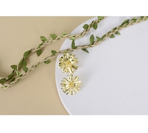 Boucles d'oreilles Golden Bloom, design floral élégant avec une lumière douce, bijoux élégants pour femmes, parfaits pour le jour et le soir - Product Image 1