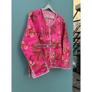Veste courte matelassée en coton faite à la main motif kimono réversible avec décoration brodée pour le bureau ou la fête bord brut - Product Image 5