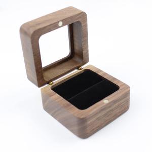 Vente en gros de mini boîte rectangulaire rétro à bibelots en bois de noyer boîte cadeau pour bague de mariage à fente unique avec doublure en velours - Product Image 4