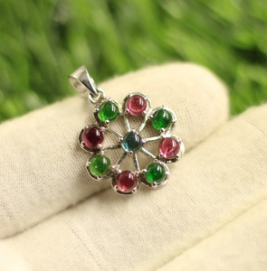 Pendentif Anniversaire Minimaliste Fait Main en Argent Sterling 925 avec Sertissage clos de Tourmalines Naturelles Multiples TASBIYA GEMS pour Femme - Product Image 1