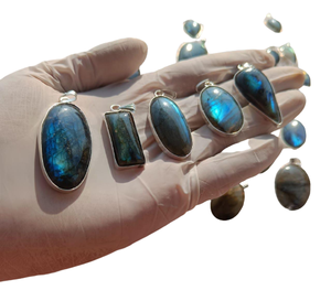Pendentifs en labradorite flashy naturelle de haute qualité plaqué argent Pendentifs en labradorite en forme mélangée pour hommes et femmes - Product Image 1