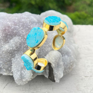 Bracelet ajustable en laiton massif plaqué or 18 carats avec agate bleu ciel cristalline et druzy de sucre, manchette ouverte tendance, vente en gros - Product Image 5