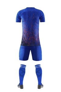 เสื้อเจอร์ซีย์ผ้าสปาร์กแบบพอดีตัวเสื้อทีมพิมพ์ลายตัวอักษรและตัวเลขเสื้อฟุตบอลระบายอากาศได้ดี - Product Image 4