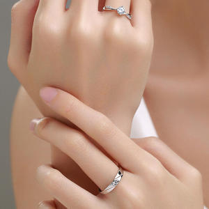 Bague de mariage réglable en argent sterling avec zircon taillé rond Jeulia Twist - Product Image 5