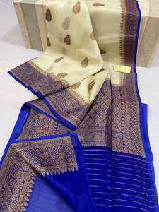 Sarees de Red Hechos a Medida para Mujer, Diseño de Ropa de Fiesta en Verde con Borde Rojo - Product Image 3