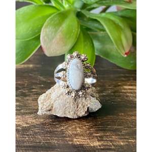 Anillo Navajo Hecho a Mano con Howlite y Plata de Ley, Joyería Cultural Coleccionable, Talla 8.25 - Product Image 1