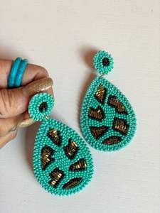 Pendientes de tela bordada y con cuentas de explosión de color - Product Image 1