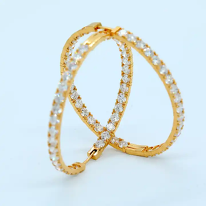 Pendientes de Aro con Diamantes Redondos Creados en Laboratorio con Engaste Pavé, Oro Amarillo de 14K, Regalo para Mujer - Product Image 1