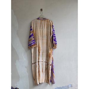 Kimono en soie crêpe tie-dye fait main, coupe ample, idéal pour la plage, comme robe de nuit ou paréo de maillot de bain - Product Image 4