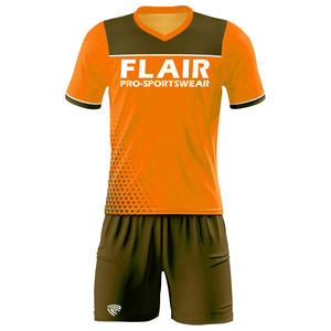 Kits de football rétro conçus sur mesure Uniformes de maillot de football pour enfants de haute qualité pour hommes - Product Image 4