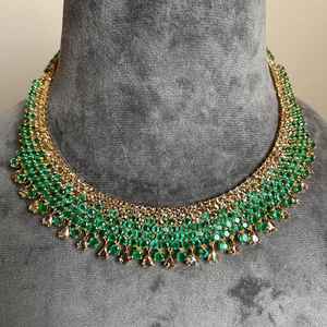 Opulento collar de oro de 14 quilates con esmeralda de Zambia hecho a mano para mujeres modernas que ofrece una sofisticación de declaración informal lujosa de primera calidad - Product Image 3