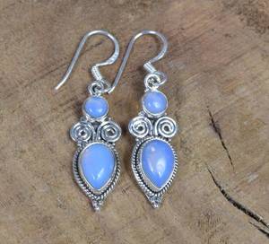 Boucles d'oreilles pendantes en argent sterling opalite laiteuse, serties clos, plaquées rhodium, bijoux de luxe faits à la main avec pierres précieuses, cadeau élégant pour femme - Product Image 5