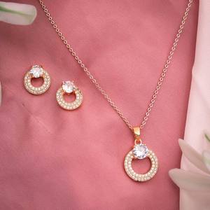 Ensemble de pendentifs circulaires en acier inoxydable plaqué or de haute qualité pour femmes, avec des pierres de zircon brillantes, design tendance - Product Image 3