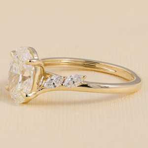 แหวนหมั้นเพชรทรงรีสังเคราะห์จากธรรมชาติ ประดับด้วยเพชรทรงมาร์ควิสด้านข้าง บนตัวเรือนเงินสเตอร์ลิงและทองคำ ความใสระดับ VS1 - Product Image 3