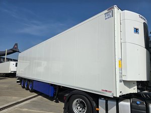 Schmitz Cargobull Heavy Duty 40ft/45ft Flatbed Cargo Utility Semi-<b>Trailer</b> 200kg Payload 5.2m X 3.5m X 2m Dimensions US - Product Image 2