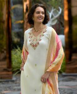 Seda Vaticana blanca con delicadamente bordado S a 3XL Tamaño Hasta la rodilla Fancy Kurti & Churidar Bottom con estampado Dupatta Set - Product Image 4