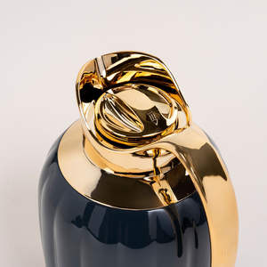 ดีไซน์สวยงาม ขายดีมาก กระติกน้ำสุญญากาศสแตนเลสแบบอาหรับ ดัลลาห์  เป็นมิตรกับสิ่งแวดล้อม สีน้ำเงินกรมท่า/ทอง  ขนาด 1 ลิตร ชุดกาแฟและชา - Product Image 4