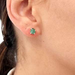 Pendientes de tuerca chapados en plata clásicos con piedras preciosas de Esmeralda en bruto de 5-7mm, joyería chapada en oro hecha a mano para regalo de mujer - Product Image 5