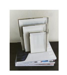 Cadre photo en métal de qualité supérieure avec un design minimaliste et une finition polie, idéal pour mettre en valeur des photos ou des impressions artistiques - Product Image 4