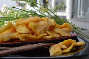 Usine 100 pour cent de chips de mangue séchées naturelles de qualité supérieure et tranches de mangue séchée douce du Vietnam - Product Image 3