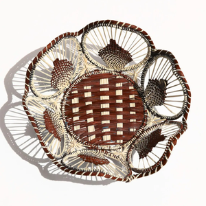 Plateau en bambou tissé à la main (forme ronde) avec motif floral détaillé pour la décoration et le rangement des fruits - Product Image 3