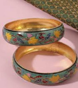 Conjunto de brazaletes sencillos dorados. Joyería minimalista y moderna. Disponible a precios al por mayor. - Product Image 6