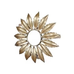 Espejo de pared de metal hecho a mano, diseño de flor de sol, acabado dorado brillante, decoración moderna para el hogar, regalo de boda - Product Image 4