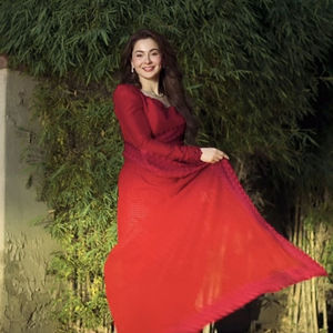 Sari rojo oscuro atemporal elegante con detalles intrincados para saris formales, noches festivas y momentos nupciales - Product Image 1