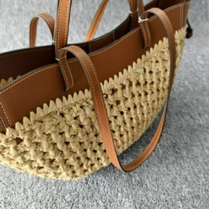 Un élégant sac hobo à bandoulière en daim marron avec une sangle réglable et des accessoires dorés, parfait pour un look chic et décontracté en vente en gros. - Product Image 5