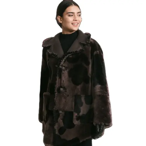 Manteau en peau de mouton réversible de haute qualité fait à la main avec fermeture à boutons pour femmes pour la saison d'hiver