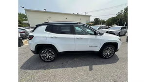 Jeep Compass Limited 4WD 2022, état impeccable - Product Image 2