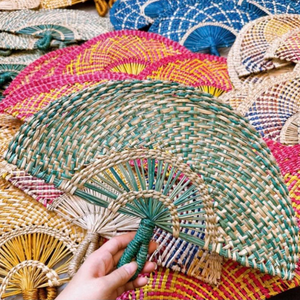 Abanico decorativo de algas marinas hecho a mano | Abanico de mano de hoja de palma sostenible | Decoración ecológica para el hogar y el jardín - Product Image 1