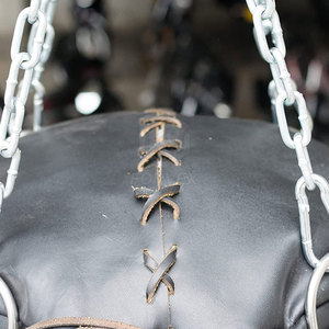 กระสอบทรายหนักสำหรับชกมวย ผลิตในประเทศปากีสถาน ทำจากหนังและบรรจุทราย อุปกรณ์ฝึกซ้อมมวยคุณภาพสูง - Product Image 6